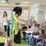 Uczestnicy akcji "Na drodze wybierz Życie" otrzymują odblaski