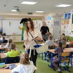 Uczestnicy akcji "Na drodze wybierz Życie" otrzymują odblaski