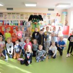 Uczestnicy akcji "Na drodze wybierz Życie" otrzymują odblaski