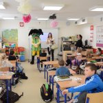 Uczestnicy akcji "Na drodze wybierz Życie" otrzymują odblaski