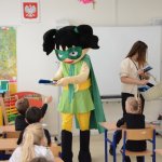 Uczestnicy akcji "Na drodze wybierz Życie" otrzymują odblaski