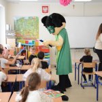 Uczestnicy akcji "Na drodze wybierz Życie" otrzymują odblaski