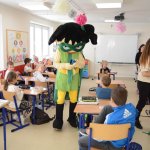 Uczestnicy akcji "Na drodze wybierz Życie" otrzymują odblaski