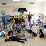 Uczestnicy akcji "Na drodze wybierz Życie" otrzymują odblaski