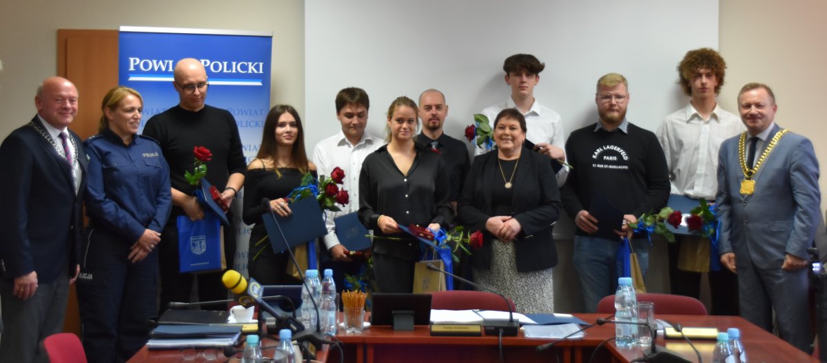 Uhonorowani nagrodą Starosty Polickiego Postawa Godna Naśladowania na grupowym zdjęciu z przedstawicielami samorządów gminnego i powiatowego oraz służb