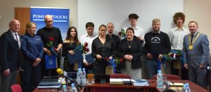 Uhonorowani nagrodą Starosty Polickiego Postawa Godna Naśladowania na grupowym zdjęciu z przedstawicielami samorządów gminnego i powiatowego oraz służb