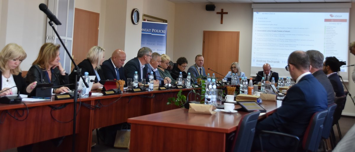 Radni Powiatu Polickiego podczas obrad sesji