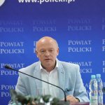 Przewodniczący Rady Powiatu w Policach Cezary Arciszewski przemawia podczas Forum Samorządowego Powiatu Polickiego