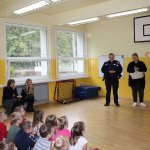 rozdawanie odblasków podczas wizyt w klasach uczniów klas najmłodszych