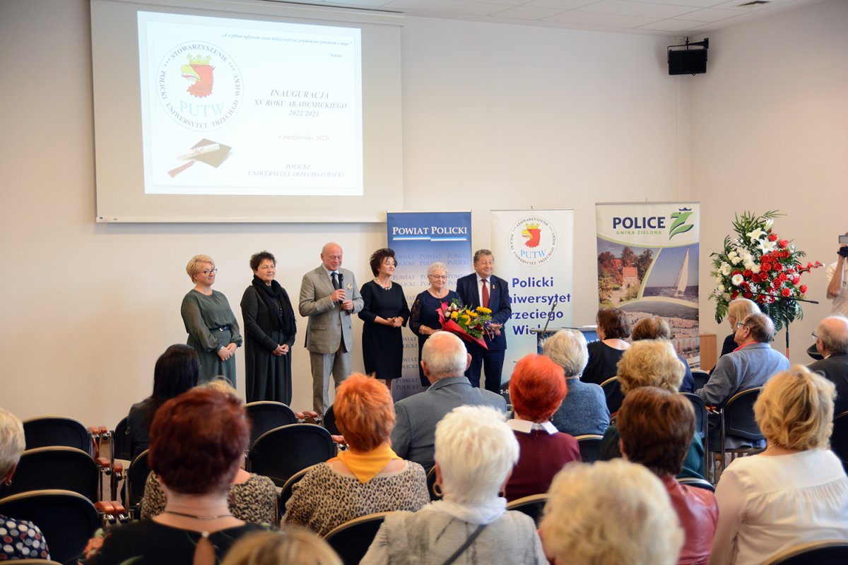 Inauguracja roku akademickiego PUTW. W tle przedstawiciele samorządów składający życzenia