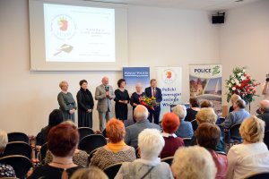 Inauguracja roku akademickiego PUTW. W tle przedstawiciele samorządów składający życzenia