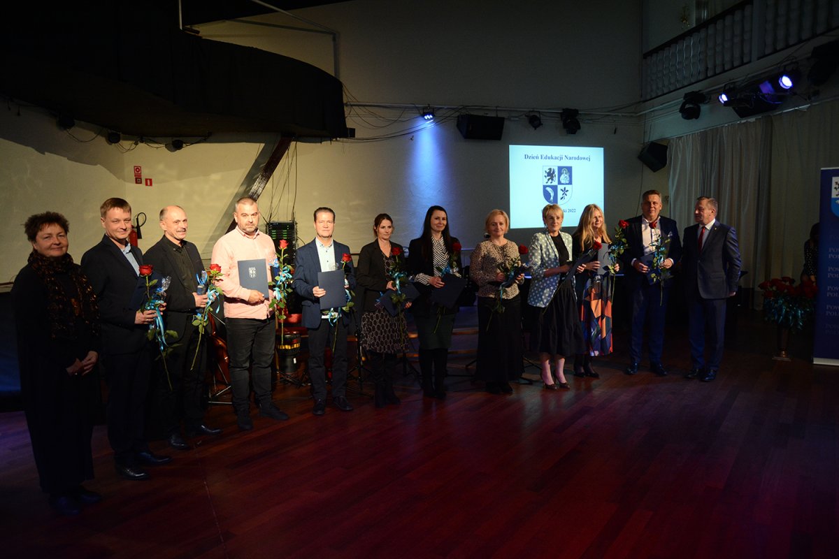 Wyróżnieni nauczyciele podczas obchodów Dnia Edukacji Narodowej na wspólnym zdjęciu z Zarządem Powiatu w Policach