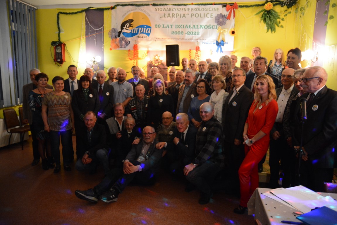 Uczestnicy spotkania z okazji 20-lecia Stowarzyszenia Łarpia w Policach