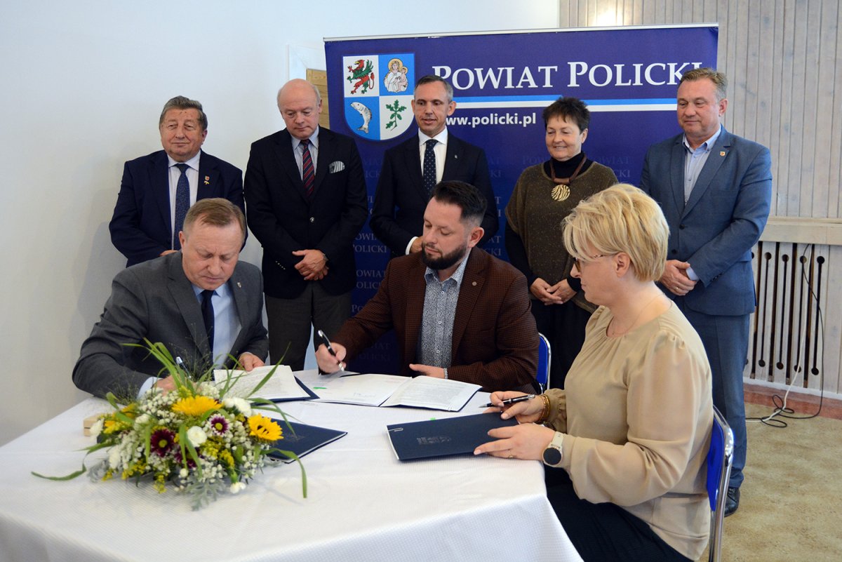 Moment podpisania umowy z wykonawcą na uprzątnięcie niewłaściwie składowanych odpadów