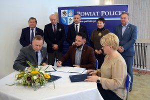 Moment podpisania umowy z wykonawcą na uprzątnięcie niewłaściwie składowanych odpadów