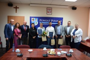 Medaliści Mistrzostw Świata w parawioślarstwie na wspólnym zdjęciu z przedstawicielami Starostwa Powiatowego w Policach
