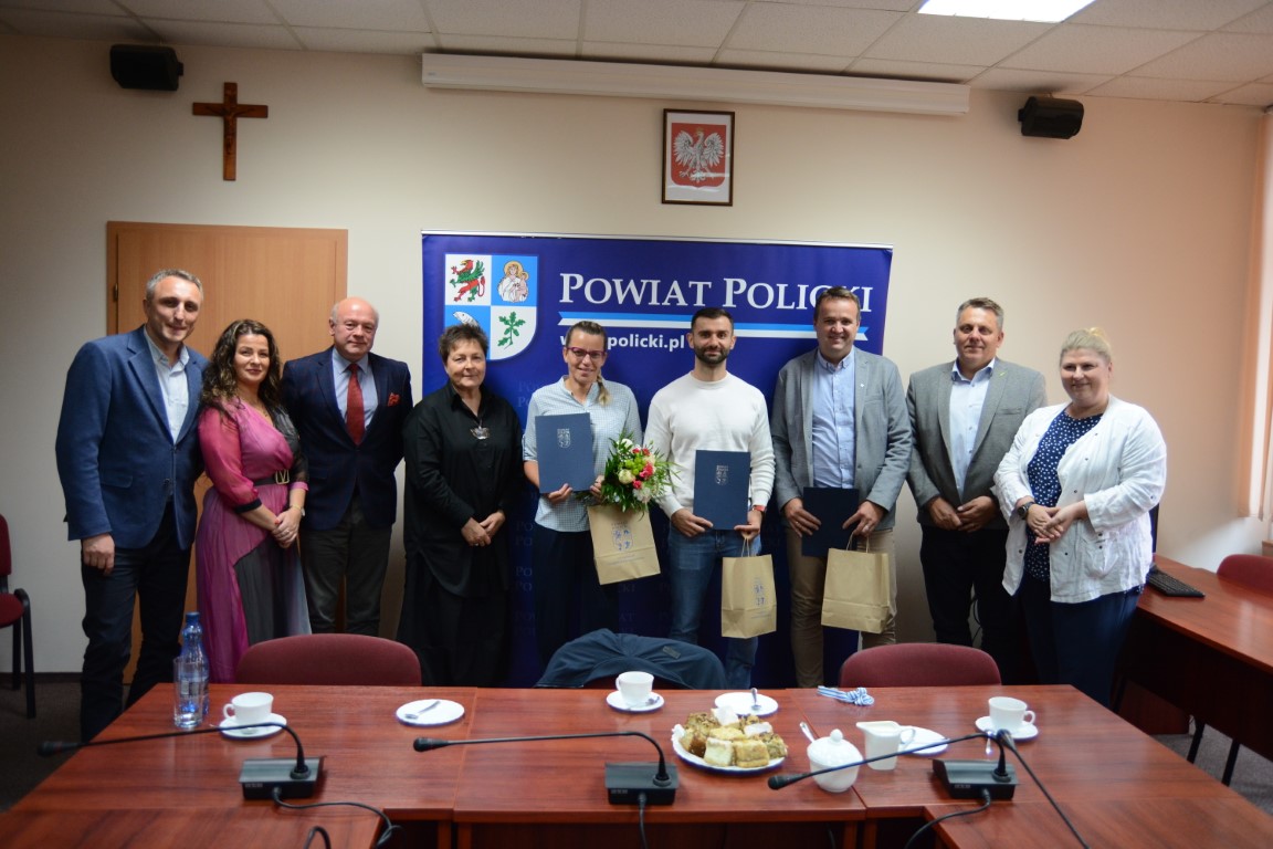 Medaliści Mistrzostw Świata w parawioślarstwie na wspólnym zdjęciu z przedstawicielami Starostwa Powiatowego w Policach