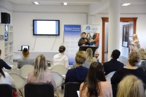 Beata Chmielewska Członek Zarządu Powiatu w Policach przemawia podczas seminarium