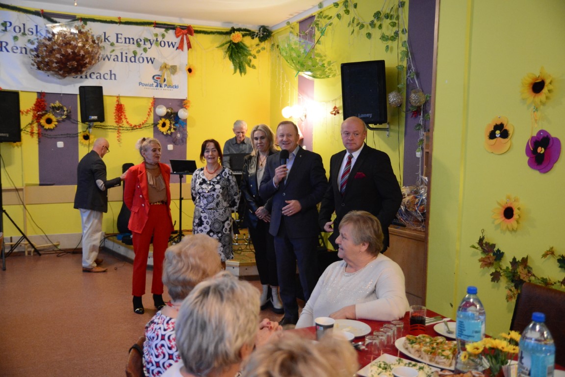 Przedstawiciele Powiatu Polickiego i Gminy Police podczas Dnia Seniora w Polskim Związku Emerytów