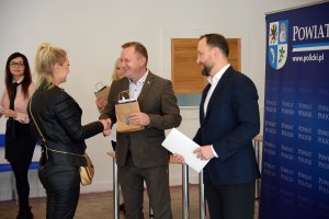 Starosta Policki Andrzej Bednarek i Dyrektor Powiatowego Urzędu Pracy w Policach Paweł Wieczorkowski wręczają umowę