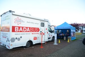 Badabus z namiotem Powiatu Polickiego w Gminie Kołbaskowo