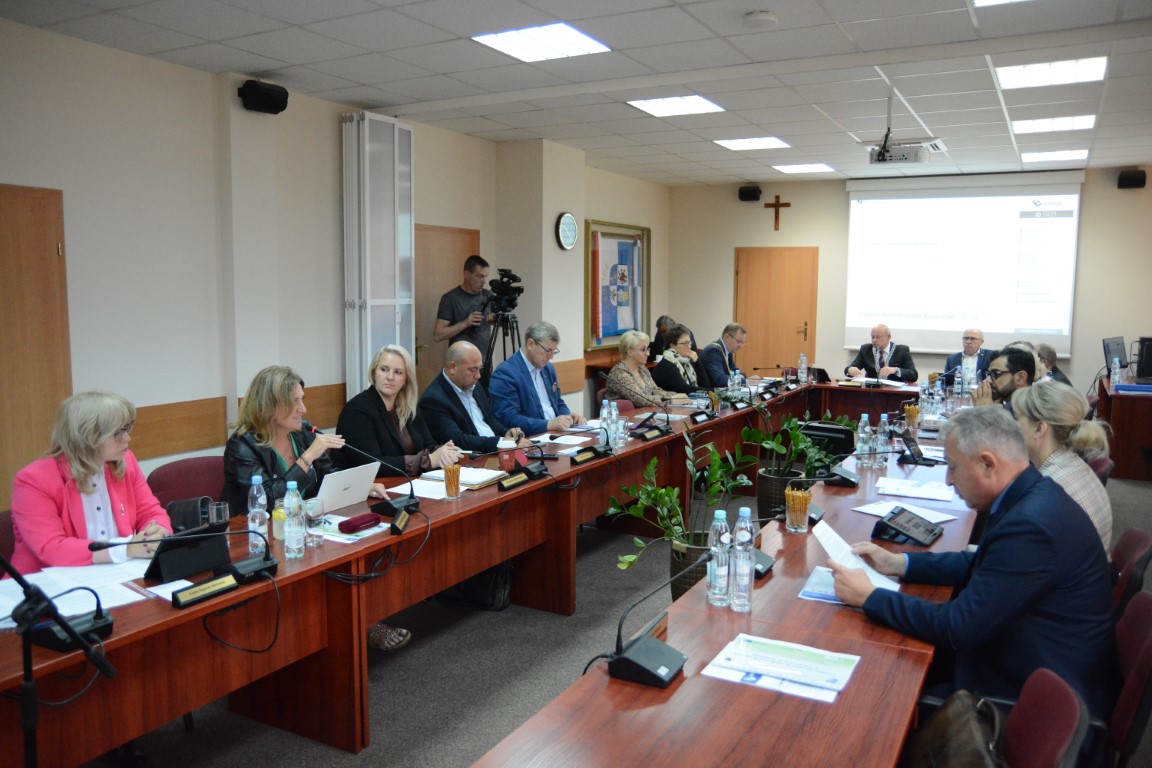 Radni Rady Powiatu w Policach podczas obrad