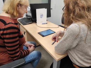 Na zdjęciu wykonywanie testów sprawności psychicznej i ruchowej