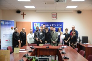 Uczestnicy konkursu fotograficznego na wspólnym zdjęciu