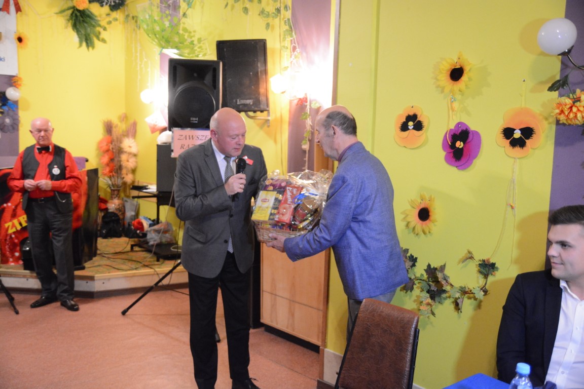 Przewodniczący Rady Powiatu Cezary Arciszewski przekazuje kosz upominkowy