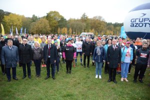 Mieszkańcy Powiatu Polickiego odśpiewują hymn Polski w Dzień niepodległości
