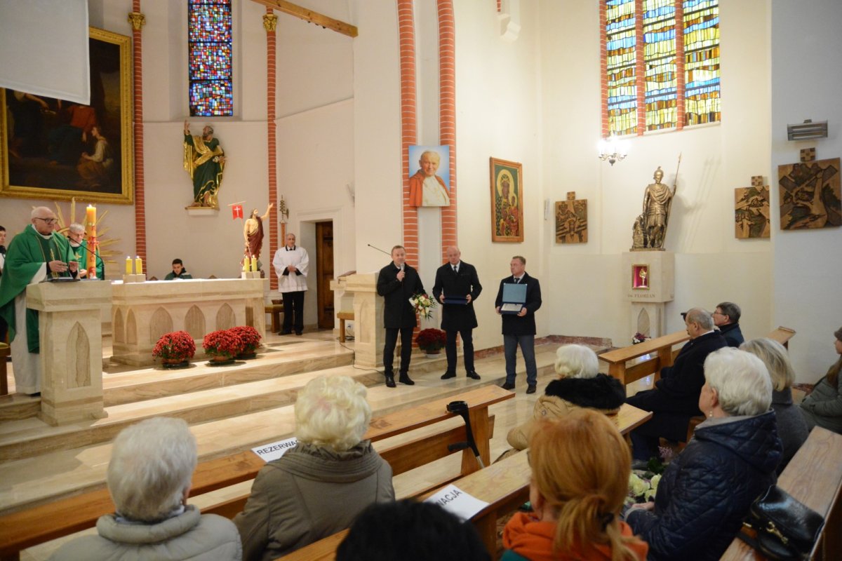 Przedstawiciele samorządu powiatowego i gminnego podczas Mszy Świętej