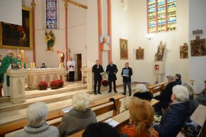 Przedstawiciele samorządu powiatowego i gminnego podczas Mszy Świętej