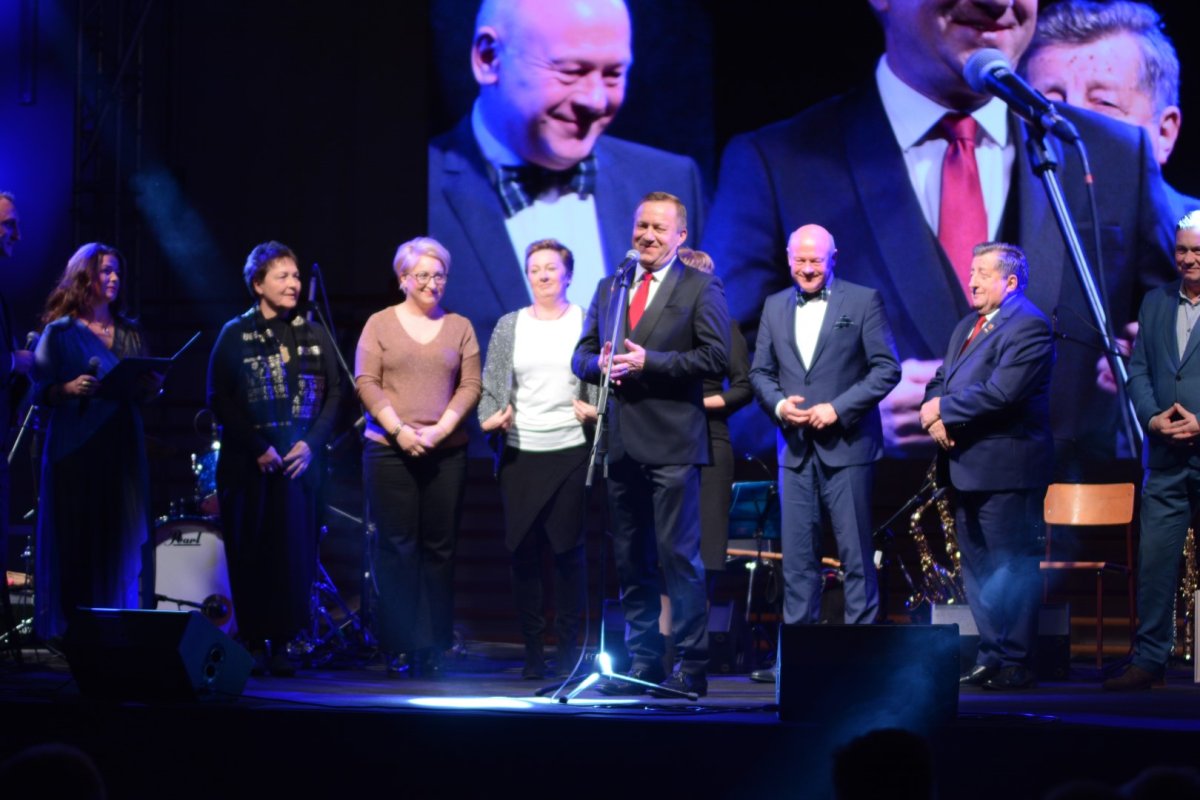 Starosta Policki i Członkowie Zarządu i przedstawiciele Gmin Powiatu Polickiego na scenie