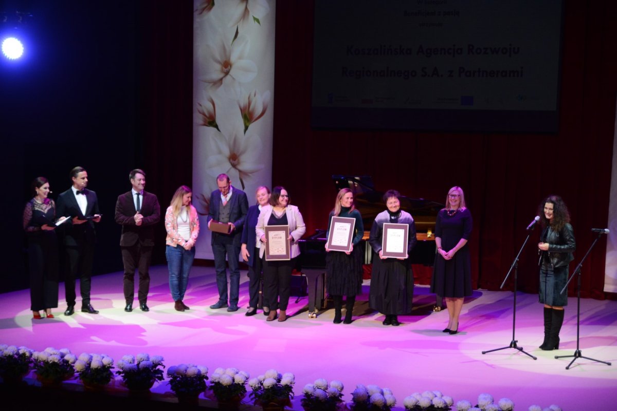 Nominowane osoby do Zachodniopomorskich Magnolii stoją na scenie