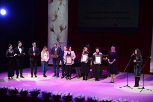 Nominowane osoby do Zachodniopomorskich Magnolii stoją na scenie