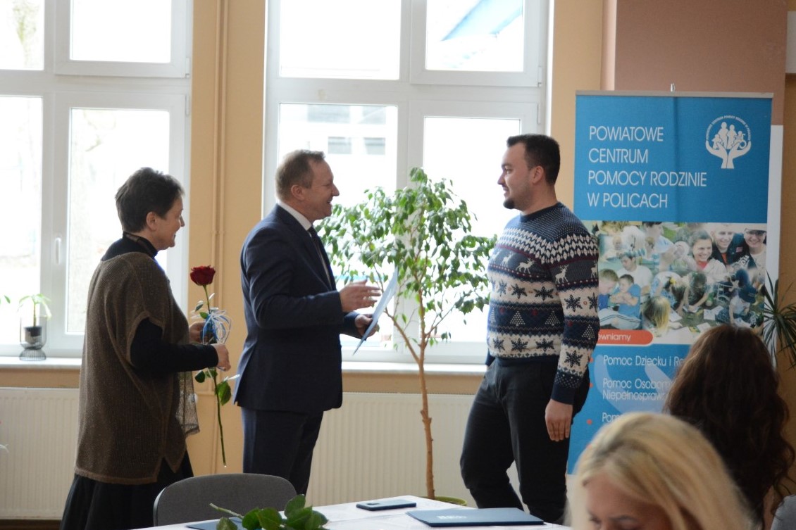 Starosta Policki i Członek Zarządu Powiatu wręczają podziękowanie z okazji Dnia Pracownika Socjalnego