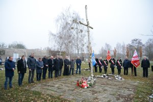 Przedstawiciele samorządów i instytucji modlą się pod brzozowym krzyżem