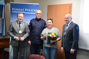 Starosta Policki Andrzej Bednarek i Przewodniczący Rady Powiatu w Policach Cezary Arciszewski na wspólnym zdjęciu z komendantem policji i mieszkanką Polic po wręczeniu medalu ""Postawa godna naśladowania"