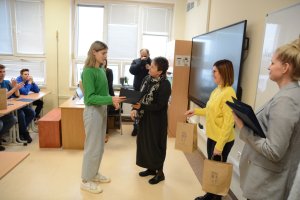 Beata Chmielewska Członek Zarządu Powiatu w Policach wręcza nagrodę