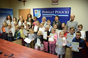 Laureaci konkursu "Babciu, Dziadku zadbaj o swoje zdrówko" na wspólnym zdjęciu