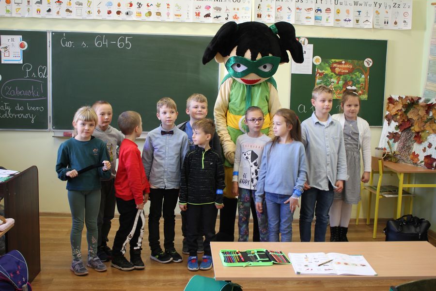 W ramach projektu Na drodze wybierz Życie akcja dystrybucji odblasków uczniom podczas wizyty pracowników Starostwa Powiatowego w Policach i maskotki Harmonijka