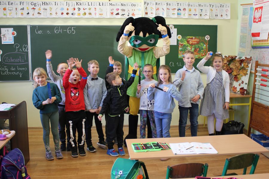 W ramach projektu Na drodze wybierz Życie akcja dystrybucji odblasków uczniom podczas wizyty pracowników Starostwa Powiatowego w Policach i maskotki Harmonijka