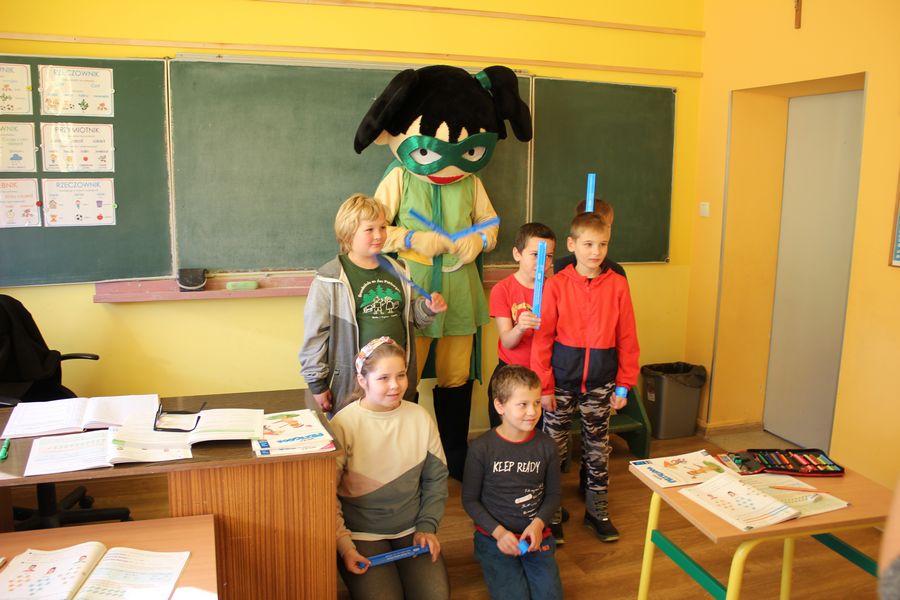 W ramach projektu Na drodze wybierz Życie akcja dystrybucji odblasków uczniom podczas wizyty pracowników Starostwa Powiatowego w Policach i maskotki Harmonijka