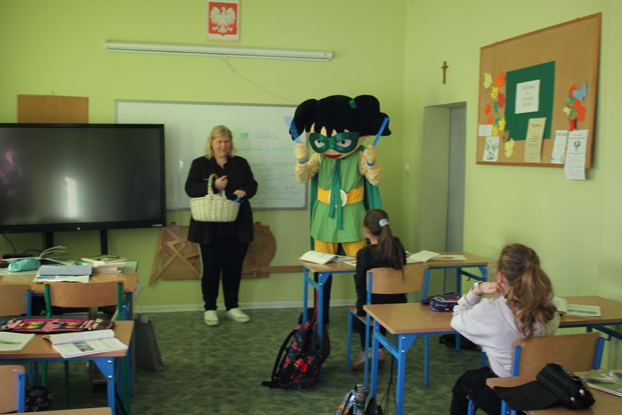 W ramach projektu Na drodze wybierz Życie akcja dystrybucji odblasków uczniom podczas wizyty pracowników Starostwa Powiatowego w Policach i maskotki Harmonijka