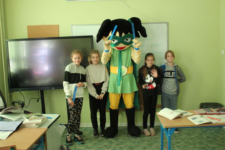 W ramach projektu Na drodze wybierz Życie akcja dystrybucji odblasków uczniom podczas wizyty pracowników Starostwa Powiatowego w Policach i maskotki Harmonijka