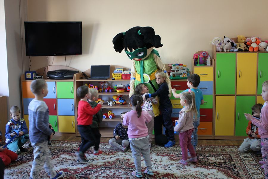 W ramach projektu Na drodze wybierz Życie akcja dystrybucji odblasków uczniom podczas wizyty pracowników Starostwa Powiatowego w Policach i maskotki Harmonijka