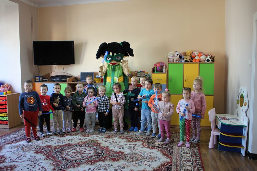 W ramach projektu Na drodze wybierz Życie akcja dystrybucji odblasków uczniom podczas wizyty pracowników Starostwa Powiatowego w Policach i maskotki Harmonijka