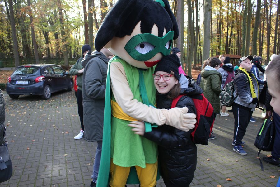 W ramach projektu Na drodze wybierz Życie akcja dystrybucji odblasków uczniom podczas wizyty pracowników Starostwa Powiatowego w Policach i maskotki Harmonijka