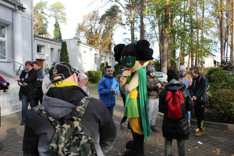 W ramach projektu Na drodze wybierz Życie akcja dystrybucji odblasków uczniom podczas wizyty pracowników Starostwa Powiatowego w Policach i maskotki Harmonijka