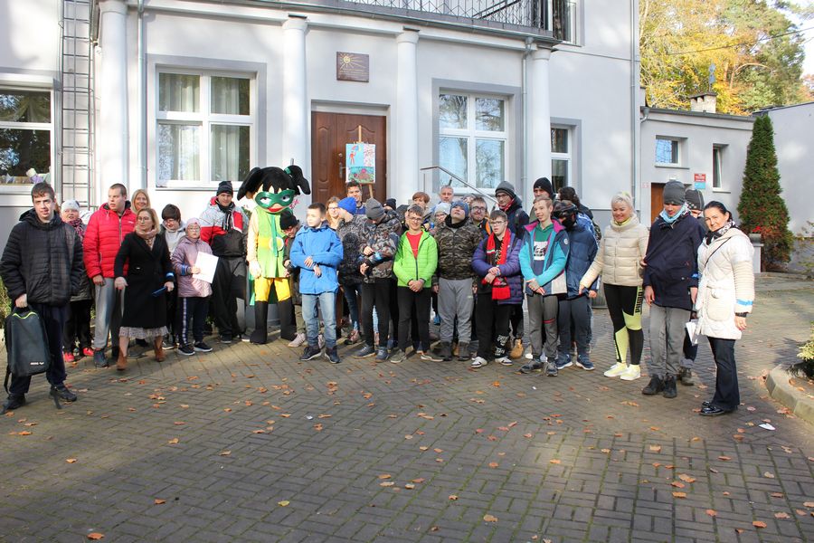 W ramach projektu Na drodze wybierz Życie akcja dystrybucji odblasków uczniom podczas wizyty pracowników Starostwa Powiatowego w Policach i maskotki Harmonijka